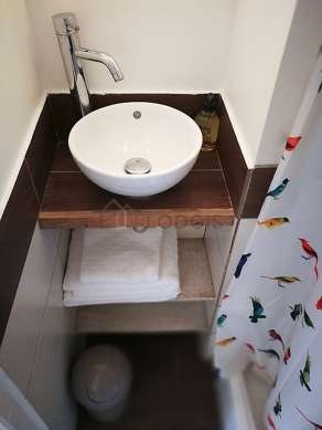 Agréable salle de bain avec du carrelageau sol