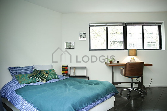 Bedroom of 15m² with wooden floor