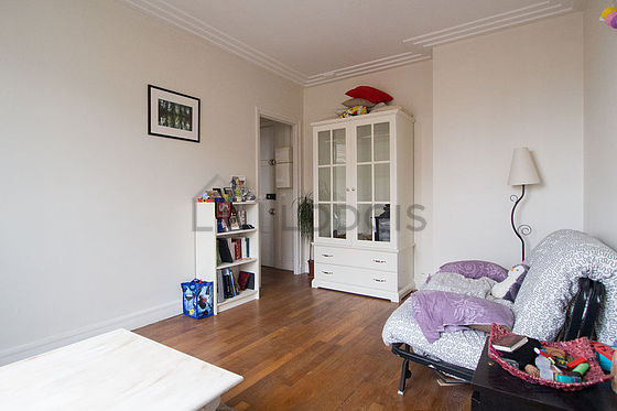 Salon avec du parquet au sol