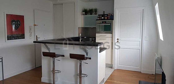 Belle cuisine avec du parquet au sol