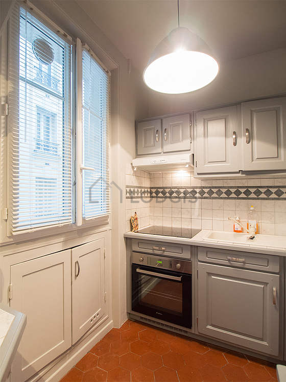 Cuisine équipée de lave linge, réfrigerateur, hotte, vaisselle