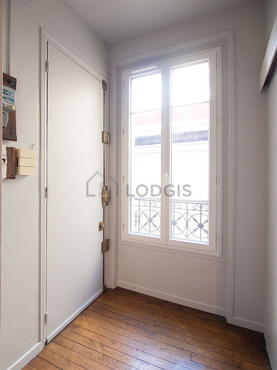 Belle entrée avec du parquet au sol