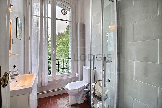 Pleasant and very bright bathroom with tile floor