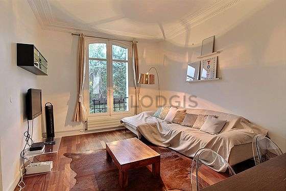 Great, very quiet and very bright sitting room of an apartmentin Paris