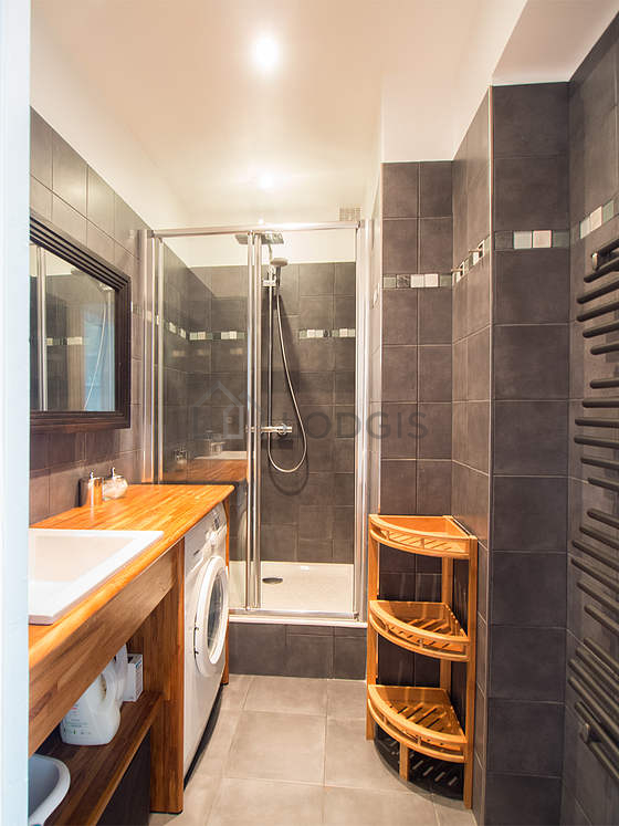 Agréable salle de bain avec du carrelage au sol