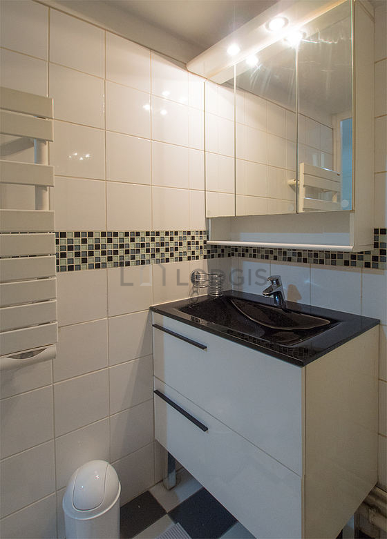 Salle de bain équipée de serviettes de bain