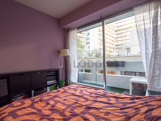 Chambre avec fenêtres