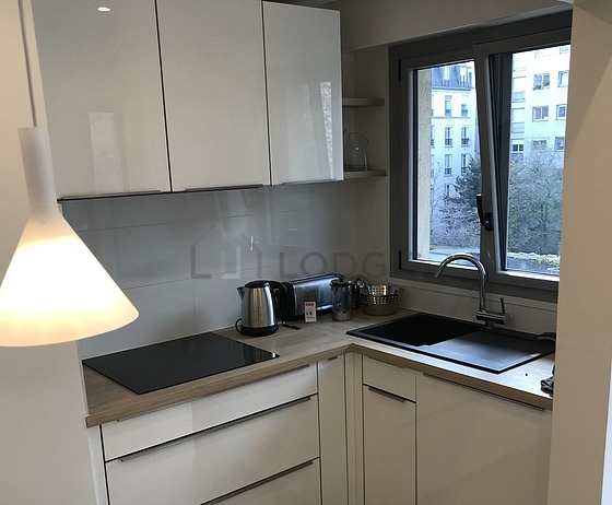 Cuisine équipée de lave vaisselle, plaques de cuisson, réfrigerateur, hotte