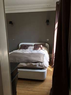 Bedroom of 12m² with woodenfloor