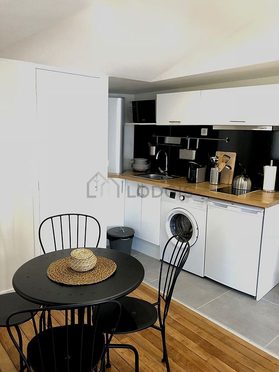 Kitchen where you can have dinner for 4 person(s) equipped with washing machine, refrigerator, freezer, extractor hood