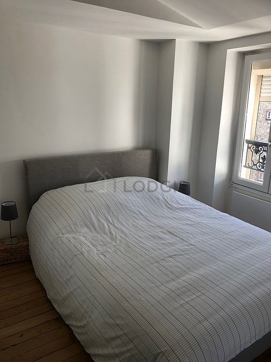 Chambre avec fenêtres