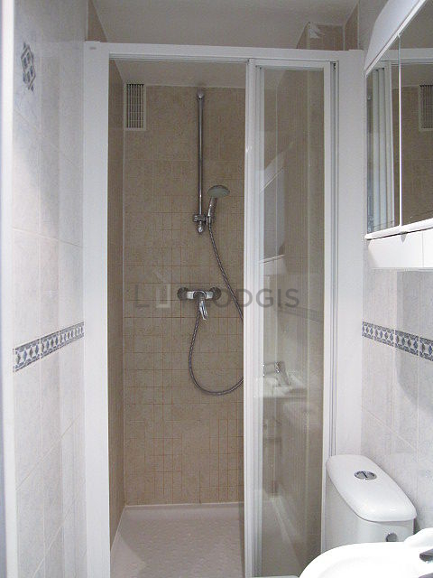 Salle de bain claire avec du carrelage au sol