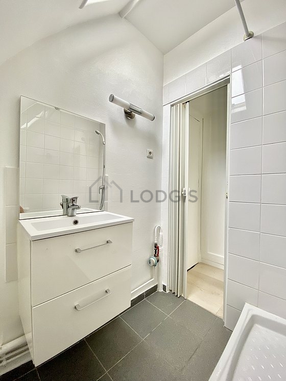 Salle de bain équipée de placard