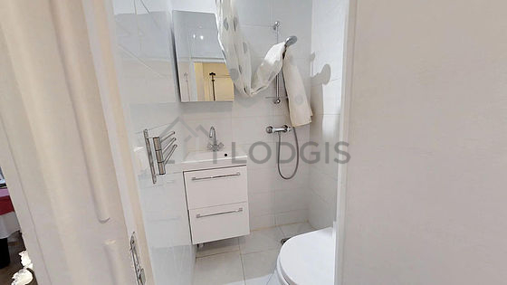 Salle de bain équipée de etagère
