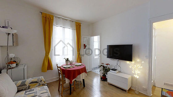 Salon avec du parquet au sol