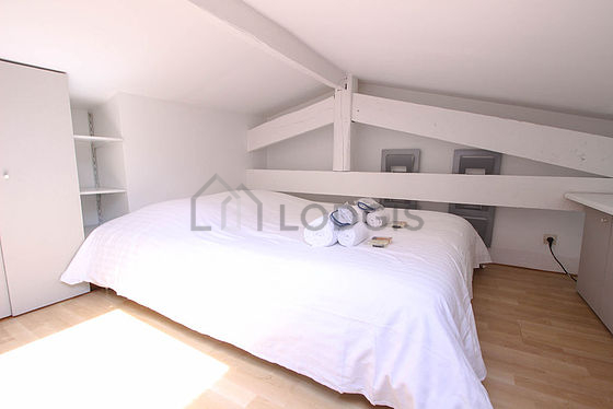 Mezzanine of 11m² with a high ceiling and with wooden floor