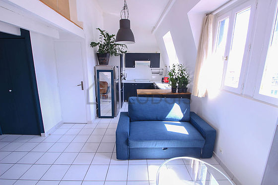 Séjour très calme équipé de 1 canapé(s) lit(s) de 140cm, télé, penderie, placard