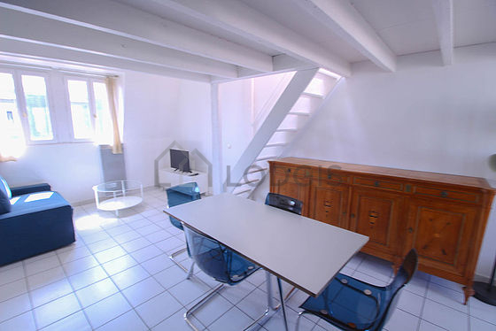 Séjour avec fenêtres double vitrage