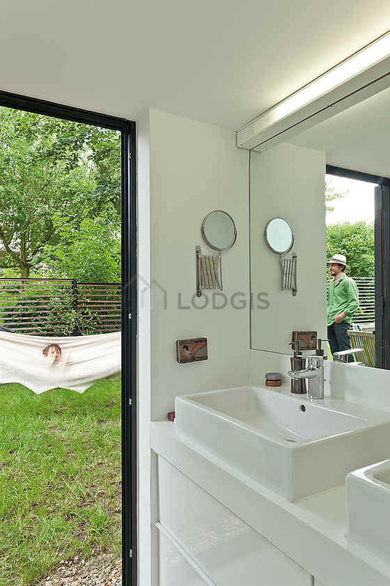 Bathroom equipped with bath towels