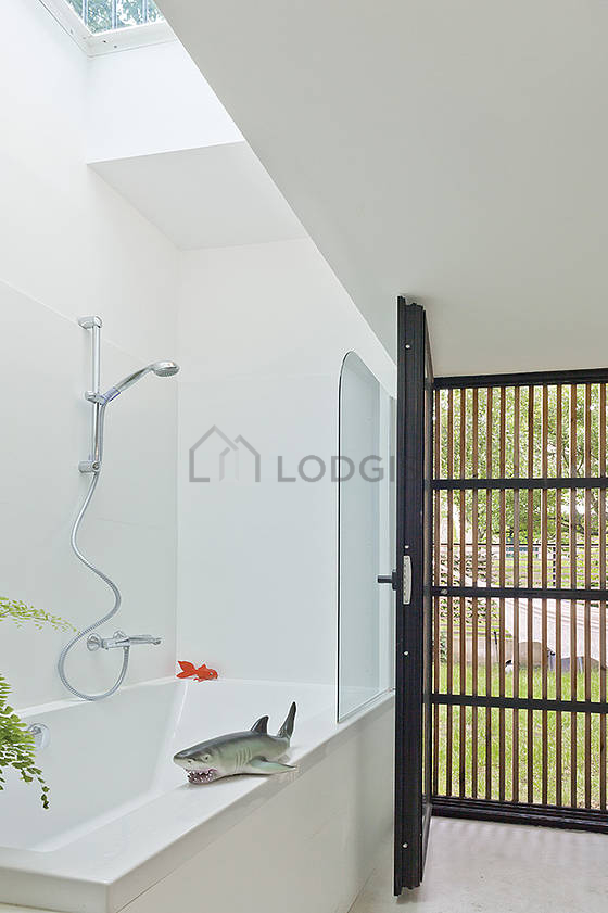 Agréable salle de bain très claire