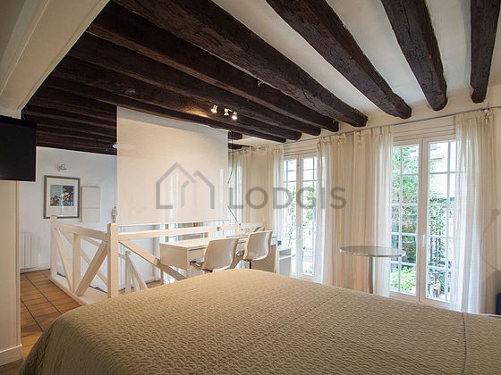 Bedroom of 12m² with tile floor