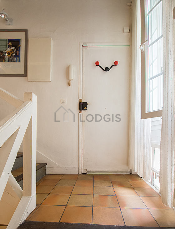 Belle entrée avec du carrelage au sol