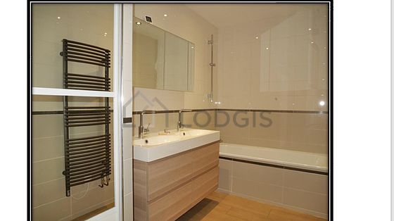 Agréable salle de bain claire avec du parquet au sol