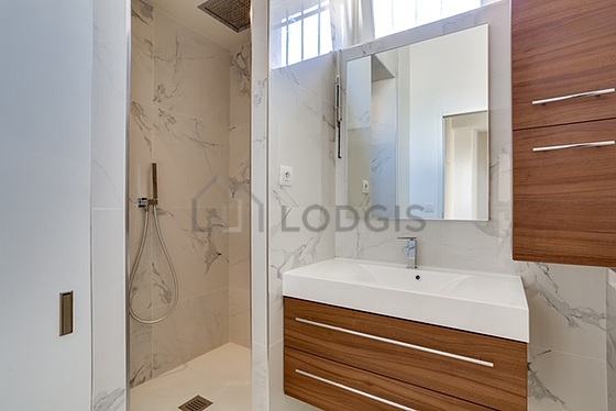 Agréable salle de bain claire avec du carrelage au sol