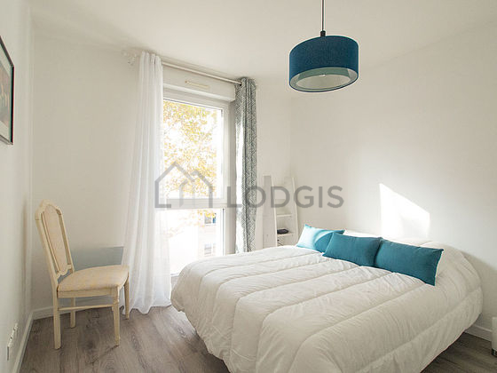 Chambre avec du parquet au sol