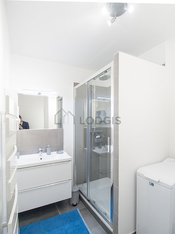 Salle de bain équipée de lave linge, douche séparée, radiateur sèche-serviettes