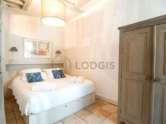 Bedroom with tilefloor