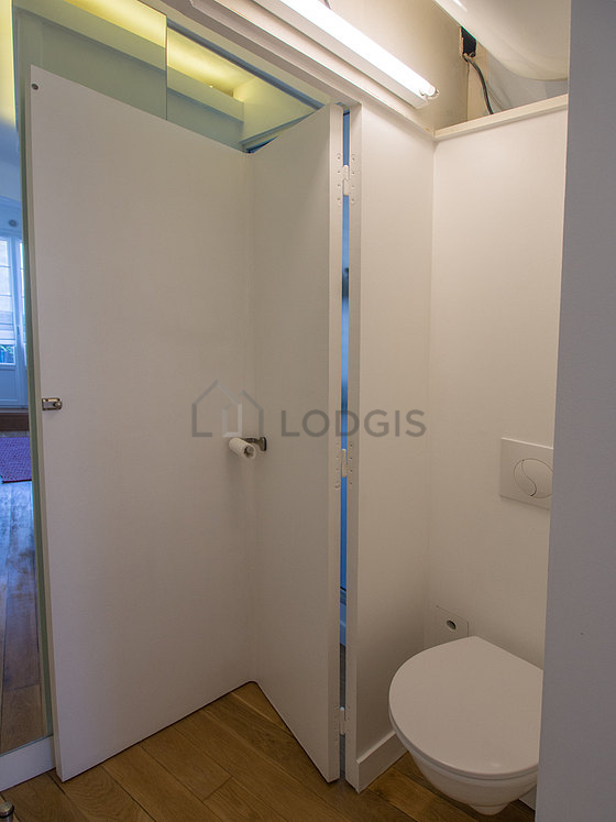 Toilettes indépendantes de la salle d'eau