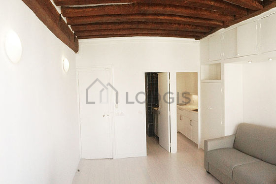 Salon avec du parquet au sol
