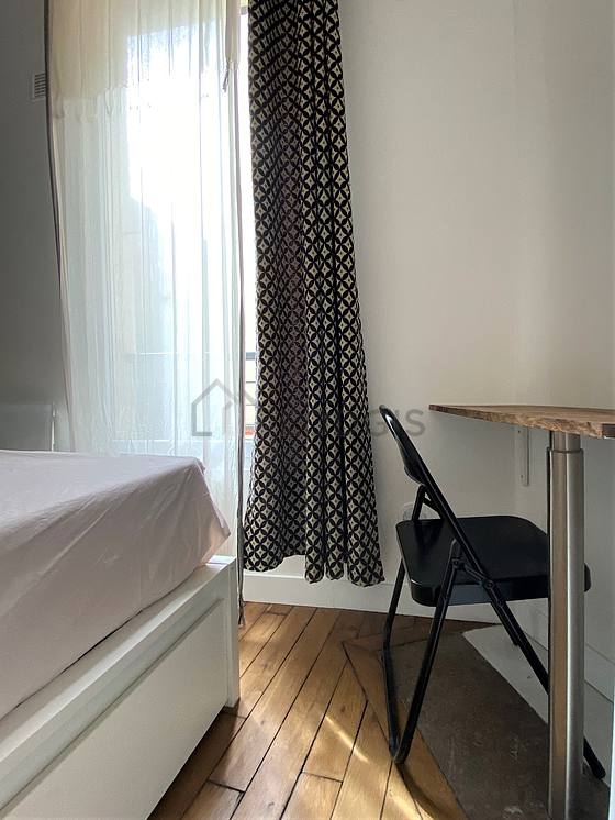 Very bright bedroom equipped with desk, cupboard, 1 chair(s)
