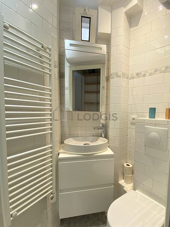 Salle de bain équipée de placard