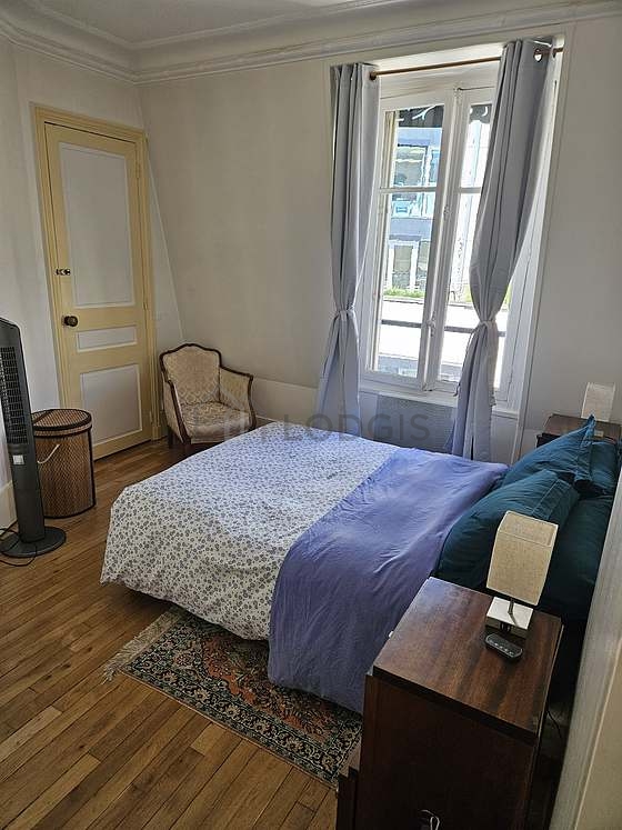 Chambre avec du parquet au sol
