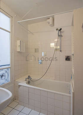 Salle de bain très claire avec fenêtres et du carrelageau sol
