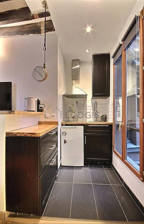 Cuisine équipée de plaques de cuisson, réfrigerateur, freezer, hotte