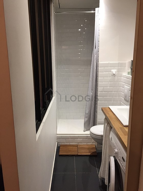 Agréable salle de bain avec du carrelage au sol