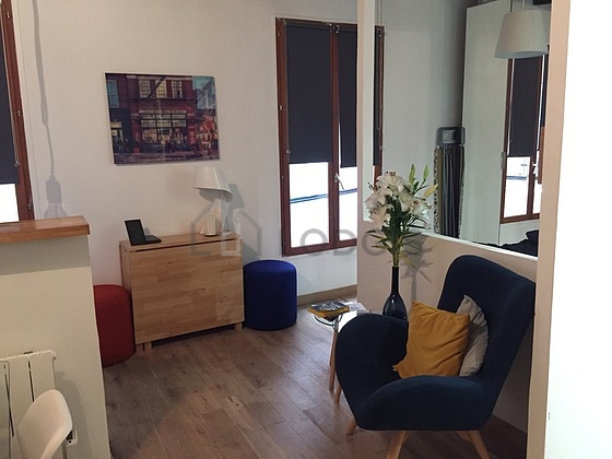 Salon avec du parquet au sol