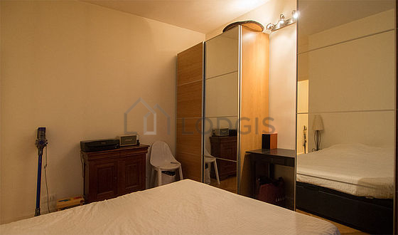 Bedroom equipped with desk, closet, 1 chair(s)