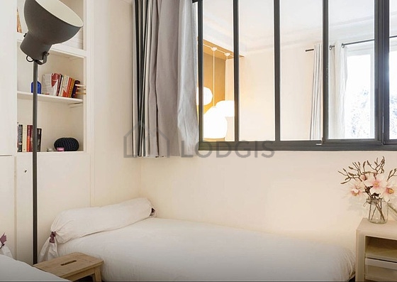 Chambre avec fenêtres
