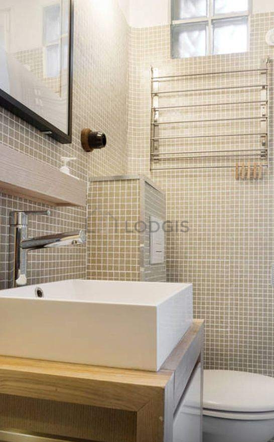 Agréable salle de bain claire avec du carrelage au sol