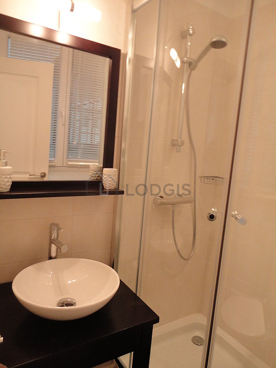 Pleasant bathroom 