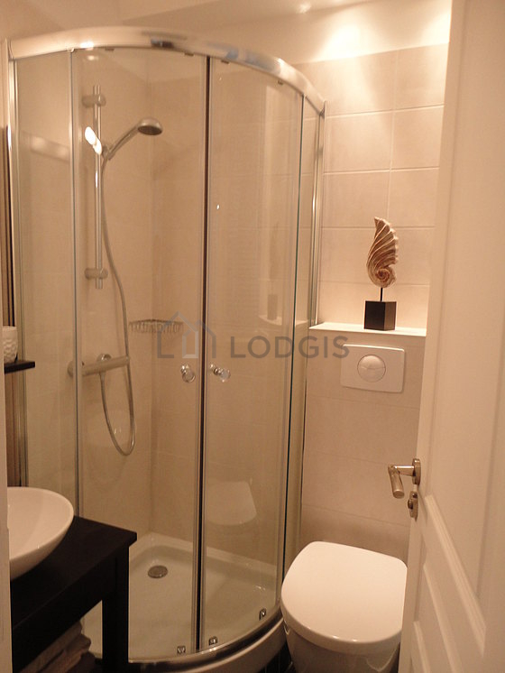 Bathroom equipped with bath towels