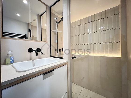 Bathroom equipped with bath towels