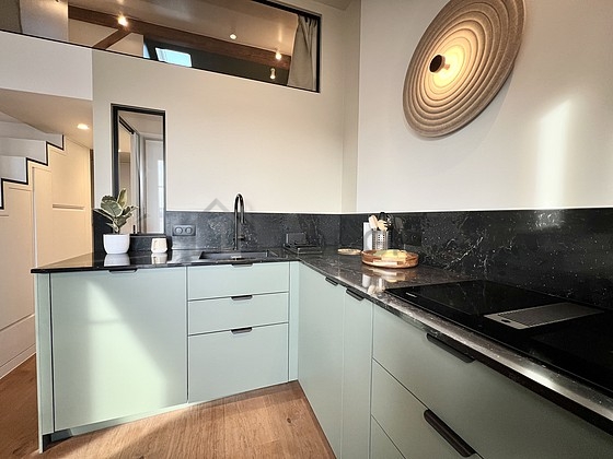 Cuisine équipée de lave vaisselle, plaques de cuisson, réfrigerateur, hotte