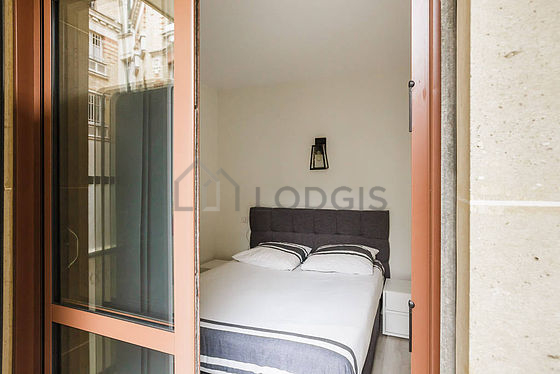 Chambre avec du parquet au sol