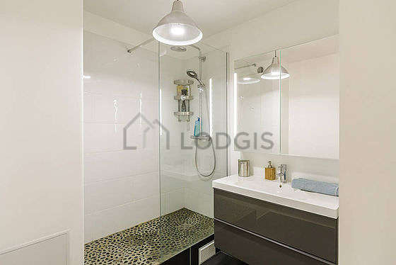 Pleasant bathroom with tilefloor