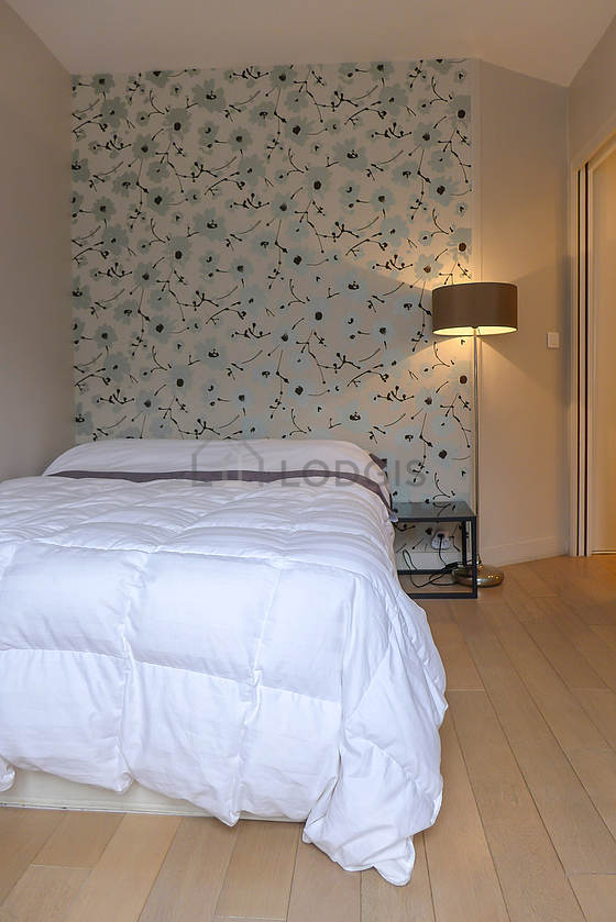 Chambre avec du parquet au sol